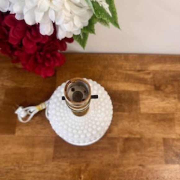 Vintage Milk Glass Hobnail Table Lamp Brass Accent – Tested‎ & Working - Picture 7 of 7